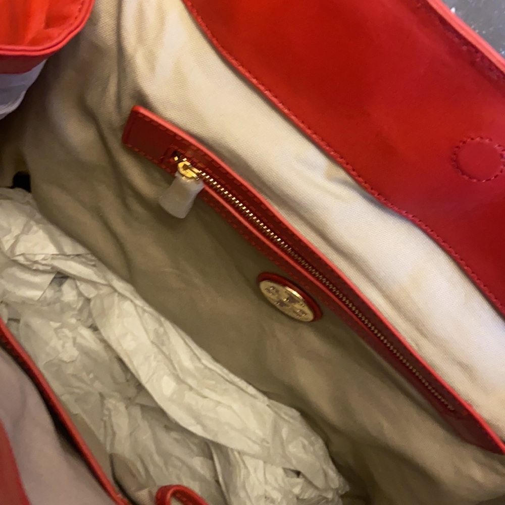 NWT Tory Burch Meredith Tote with color damage - Picture 5 of 7